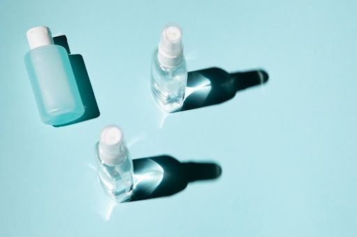 避免使用油性護膚品有助減少黑頭